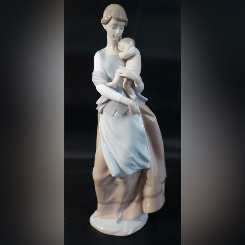Vintage LLADRO gloss finish figurine titled 'PEACEFUL MOMENT' Model #6179